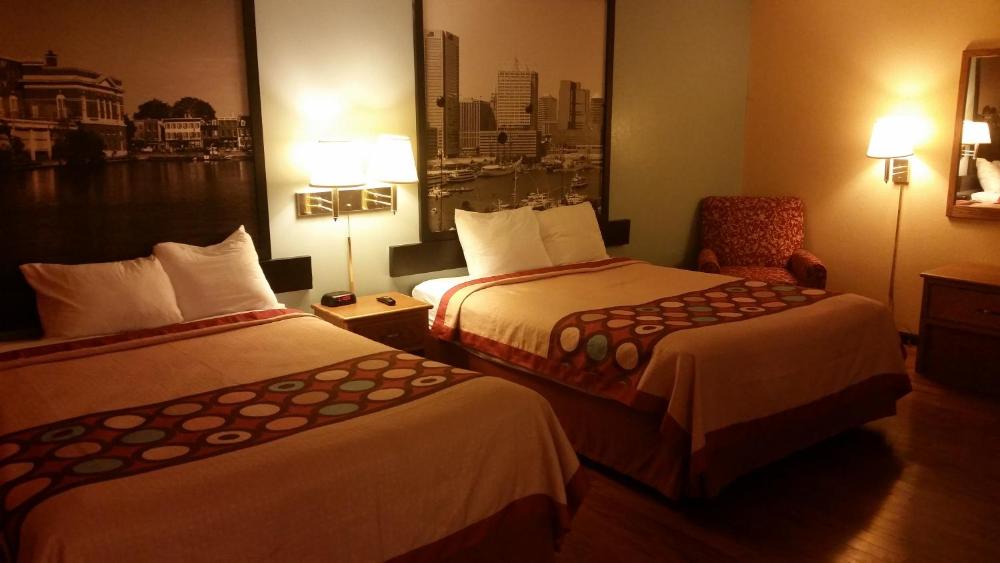 Queen Room with Two Queen Beds - Non-Smoking interior
